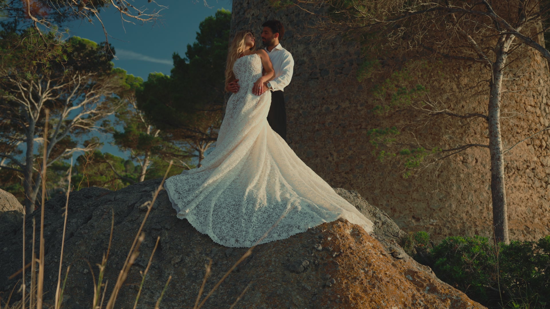 Melisa and Ibrahim together by the sea in Mallorca